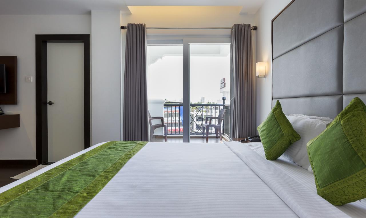 Hotel Crown Suites Коччи Экстерьер фото